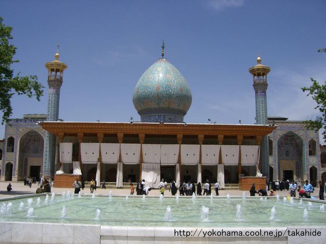 シャー・チェラーグ廟(Bogh&#39;e-ye Shah Cheragh)は、835年にシーラーズで殉教したセイイェド・ミール・アフマドを祀っています。<br />「歩き方」には中庭までは入れるとありますが、最初の２回は門のところで入場を許されず、入り口のところから中庭の撮影を許されただけで追い返されました。<br />３回目と４回目はノーチェックだったので、門のところに居る人(いないこともある)に拠るようです。<br />廟に入る場合には、靴を預ける人に再度チェックを受けます。小さい方の廟は問題なく入れるようですが、大きい方は基本的に入れないようです。<br />中庭での撮影はOKですが、廟内は厳禁(異教徒が入れなくなったそもそもの理由)です。<br /><br />http://www.shirazcity.org/shiraz/Shiraz%20Information/Sightseeing/Shah-e-Cheragh%20e.htm<br />http://en.wikipedia.org/wiki/Shah_Chiragh