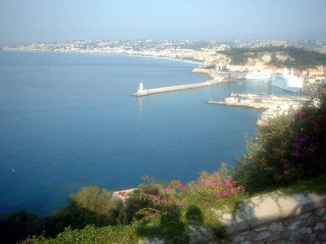 初めての海外旅行☆<br />8日間でフランスの代表的な8つの世界遺産をめぐるツアーに参加しました。<br />http://www.hankyu-travel.com/kti/france/index.php<br /><br />゜゚ *+:。.。:+* ゚ ゜゚ *+:。.。.。:+* ゚ ゜゚ *+:。.。:+* ゚ ゜゚ *+:。.。:+* ゚ ゜<br /><br />1日目…パリへ到着後、飛行機を乗り継いでニースへ。<br />2日目…ニース、アルル観光<br />3日目…アヴィニョン、リヨン観光