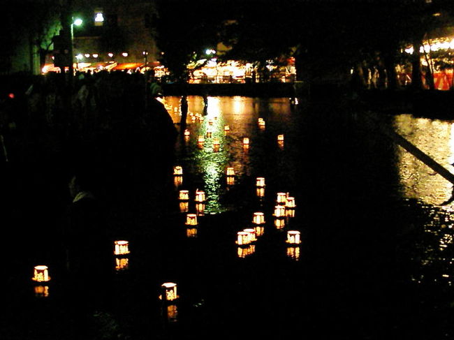 三島の自宅に戻ると、近くの白滝公園でお祭りが開かれていました。<br />このお祭は「水まつり」と言って、湧水の恵みに感謝するとともに、貴重な財産として継承しようと行われています。<br />三島市は人口１１万人ほどの小さな街ですが、イベントが多く、この日も大勢の市民で賑わっていました。<br />夜には三島仏教会主催の灯篭流しがあって、古き好き日本の夏を感じました。