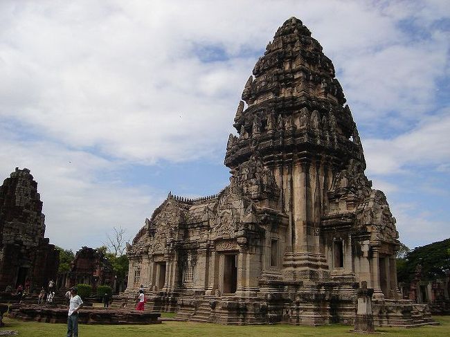 タイ出張から帰った翌日夕方、再びバンコクに向けて飛び立ちました。<br />今回の目的地はカオ・プラ・ウィハーン。<br />９月にアンコールワットを訪れる予定があるため、その前哨戦としてタイ最大のクメール寺院に行ってみよう、というわけです。<br />結局、いくつかの事情で目的地には辿り着けなかったのですが、東北地方ののんびりとした空気を存分に吸った、いい旅になりました。<br />