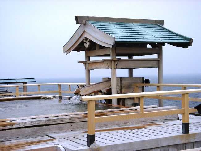 以前から泊まってみたかった絶景露天風呂のあるお宿「粛・海風」に宿泊してきました。<br /><br />こちらのお宿にある「天上の湯」は<br />伊勢湾を見渡す眺望日本一の露天風呂で平成7年度日本人気露天風呂第1位受賞、FNS日本温泉大賞第4位受賞など、開湯以来常にマスコミ等で取り上げられ、国内でも有数の絶景風呂です。<br />以前に星野仙一さんがビールのＣＭで<br />こちらの絶景露天風呂で撮影されてました〜<br /><br />今回はその「粛・海風」宿泊記よりお風呂の様子をご紹介します。<br />私たちは露天風呂つきのお部屋に宿泊しましたが、<br />館内にはお風呂がいっぱいあります。<br />貸切風呂が2箇所、時間によっては貸切にもできるお風呂が1箇所、絶景露天風呂が1箇所、その脇に女性用と男性用のお風呂が1つずつ、屋内風呂が1箇所・・・といった感じです。<br /><br />ただ、こちらのお宿、お部屋やお風呂は素晴らしく<br />館内の施設も良かったのですが、<br />接客に難有り？と首をかしげるシーンが何度かありました。<br />それが少し残念です。<br /><br />粛・海風　http://www.kaifuu.co.jp/top.htm<br /><br /><br /><br />