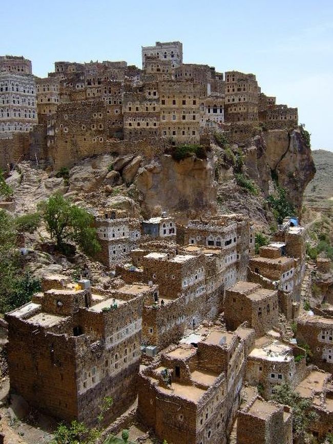 少ない滞在日数で日帰りで行ける一番の場所はどこ？<br />とイエメンの達人に尋ねたところ<br />「マナハ・ハジャラは良かった」と言うお言葉。<br />そっか〜、マナハとハジャラね。。。( ..)φメモメモ<br /><br />段々畑があって、山の景色は素晴らしく、<br />３つの村がそれぞれ近くて、トレッキングも出来ちゃう…<br />あ〜ら、いいじゃないですか。<br /><br />と言うことでマナハ・ハジャラ・ホダイブへ<br />行ってまいりました。
