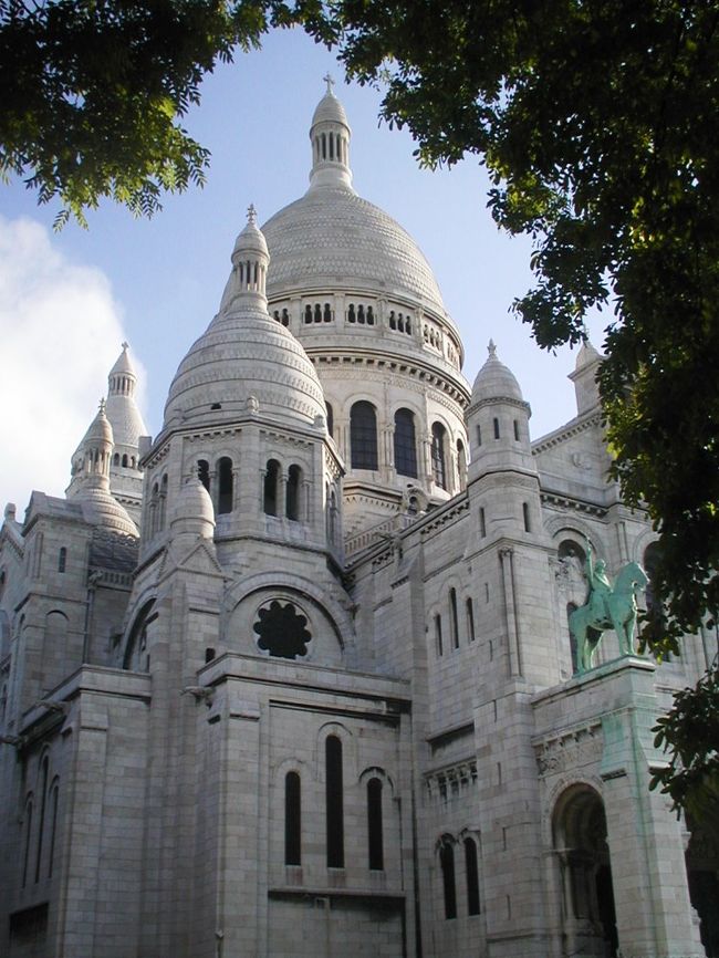 ＜2004年6月25(金)＞<br /><br />　今日がパリへ着いて4日目となります。昨日、ベルサイユ宮殿の見学をした後、パリ市内の名所、美術館などを回りましたので、近場では大分対象が絞られてきました｡<br />　当初は、少し足を伸ばして、世界文化遺産のモン・サン・ミッシェルの寺院を見学しようと検討してみましたが、個人旅行としては少し時間がかかりすぎるとの結論になりました。それで、次回、ゆっくりと時間が取れた時の見学先として残しておくことにしました。<br /><br />＜モンマルトルの丘へ＞<br />　朝一番にモンマルトルの丘、サクレ・クール寺院に出かけました｡登りの坂道の事を考えて、朝の涼しい時間を選んだためです。いつもの地下鉄13号線、ポルト・デ・クリシー駅から3つ目のプラス・ド・クリシー駅で乗換です。2号線に乗換えて、ナシオン駅方面、３つ目がモンマルトルの最寄駅、アンベールです。今日は朝から快晴に恵まれました。<br />　地下鉄の乗換にも大分慣れてきました。一番の要点は、終点方向の駅を覚えることです｡2号線の場合、既に降り立ったことがある、英語読みでネイション駅と覚えた、ナシオン駅往きに乗ればよいことを予め調べておきました。<br />　勿論、全部覚えきるのは大変なので、路線図は必携です。この旅でも、私の路線図を見せて欲しいと、話し掛けてきた学生さんもいました。初めての路線ですと、地元の人にも有用です。<br />　降りたアンベール駅は、パリの中心部からは少し外れていますので、静かな住宅街と言った雰囲気の中にありました。<br /><br />＜サクレ・クール寺院＞<br />　サクレ・クール寺院への道筋は、駅から北側で、登り道と言うことで、適当に見当をつけて歩き始めました。写真で見た寺院が、丘の上に建っているということからの見当です。歩き始めて直ぐに、その白い尖塔が見えてきましたので、この勘は当っていました。<br />　白い尖塔の全貌が見える位置まで来ましたが、鉄柵はまだ閉まっており、中では開門の準備のための人が働いていました。その前を過った左手、西側に寺院往きの小さなモノレールがありました。こちらは既に運転を開始していましたが、乗客は殆んどいませんでした｡しまし、その左横に石段がありましたので、こちらを登ることにしました。<br />　朝の早い時間に出てきたことは正解でした。モノレールがある位ですから当然ですが、石段を登るのは結構骨が折れました。ほかに観光客はほとんど見当たらず、石段を登っていたのは、犬を連れた散歩の人や、ジャージ姿の地元に人達でした。並木の木陰がありがたい天候でした。<br />　サクレ・クール寺院は、1876年に着工され、1914年に完工したと言いますので、かなり新しい寺院です｡一通り外観写真を撮った後、中に入りました。写真禁止の表示がありましたので、カメラはバッグに仕舞いました。<br />　中では賛美歌が歌われ、何人かの信者の人が長椅子に座って参列していました。観光客はその一角とは仕切られた区域に椅子が用意されていました。賛美歌を歌っていたのは尼さん達5、6人でした。ご年配の尼さんが、ほかの尼さん達と向かい合って座り、全体の指揮をとっているようでした。撮影禁止の意味が、この荘厳な雰囲気で理解できました。<br />　写真は撮れませんでしたが、サクレ・クール寺院の内部は印象に残りました。聖歌隊席を飾るキリスト像は、まだ若い時代を表現しているようで、手を広げたポーズでした｡その頭上には神のシンボルの後光が描かれていました。吹き抜けのドームは85mの高さがあり、ステンドグラスも綺麗でした｡東側から、このステンドグラス越しに朝日が射していました。<br />　寺院を出た後、パリ市内の眺望を暫く楽しみました。南側にはセーヌ川が蛇行していて、今まで回ってきた幾つかの建物などが確認できました｡西の外れにはエッフェル塔が遠望できました。この日は朝から快晴で、モンマルトルの丘に登るには絶好の日和でした。帰りも石段を使って、新緑の並木道の散歩を楽しみました。<br /><br />＜スリにご注意＞<br />　今回の旅行で、一番日冷や汗をかいたのが、サクレ・クール寺院からの帰りの地下鉄の中でした。寺院の見学を終えても、その電車は通勤時間帯で混み合っていました。私が乗車したのは、地下鉄2号線のアンベール駅です。<br />　満員で奥の方へ進むことが出来ず、出入口付近の中央に立っていたら、右手の方に乗ってきた人がアンベール駅を発車して直ぐ<br />　「ホワット タイム？」<br />　と英語で尋ねてきました。がっちりした若い人で、ひげを生やして眼つきの鋭い人でした。時計は持参していなかったので<br />　「エクスキューズミー アイ ハブント」<br />　と、返事しました。相手は、まだ何か聴きたそうでしたが、取り合いたくなかったので、続けて<br />　「アイ ドント ノー」<br />　で会話を打ち切りました。ところがその間に、その男性の左側にいた眼つきの鋭い小柄な女性が、左手の方から強引に割り込んできました。どう言う訳か、手には大き目の黒いスカーフを被せていました。実は、このスカーフに隠した手で、私のバッグを開けようとしていました。<br />　財布はバッグに入れておらず、デジカメを2台入れていただけでした。そのカメラの1台が落ちそうになったところで、スリは、未遂に終わりました。バッグのチャックは完全に開けられていました。<br />　ジプシーと思われる小柄な女性は、私に話し掛けてきた男性と、険しい顔で短い会話をした後、次の駅で、あわてて二人で降りていきました。<br />　スリの女性が強引に割り込もうとしていた、私の隣の男性が、この女性のおかしな動作に気付いてくれました。これが、未遂に終わったことに寄与してくれました｡スリのペアが次の駅で降りた後、直ぐにその男性に「メルシー」と頭を下げてお礼を言いました｡その男性は、車内が空いてきたところで座席に腰掛けられました。その後、私が先にその電車を降りることになりましたので、改めてもう一度お礼を言って、その電車を降りました。<br />　スリ被害無しで済んだことは、実に貴重な体験となりました｡乗換駅であるサン・ラザールでは、その後気が付きましたが、フランス語、英語、中国語、日本語でスリに注意の構内アナウンスを流していました。自分で経験して、はじめてその意味が実感できました。<br /><br />＜凱旋門近くでの火事騒ぎ＞<br />　モンマルトルのアンベール駅からは1号線との交差点駅まで乗りました。凱旋門駅です。ここから西に向かって歩くことにしました。ブローニュの森や、新都市、ラ・デファンスの方面です。<br />　凱旋門駅からは通りの北側を歩きましたが、けたたましい音を立てて消防車がその前を走っていきました。その火災現場は、凱旋門から程近い場所でした。すぐに先ほどの消防車が止まっている場所に行き着きました。ホースを伸ばしたり、ボンベを背負った消防士の人たちが慌しく立ち回っていました。歩道の交通規制がされていなかったので、暫く近くで様子を窺がいました｡<br />　火災があった建物は、改修工事用のシートがかかっていました。火災原因が工事中の火花ではないかと推測されました｡その1階は開店中の飲食店なので、こちらが原因かも知れませんでした。<br />　現地で指揮をとっていたのは、ジーパン姿の私服の若い女性の方でした｡その腕には、「ポリス」の腕章をつけ、手にしたトランシーバーで本部へ連絡を取りながら、現地でも指揮をとっていました｡<br />　消防士は全員ボンベを背負っていました。先頭の人は、大きなハンマーを手にしていました。放水は一時休止されて、幾つかのグループに分かれて火災現場に入って行きました｡飲食店から団体客が出てきたのは、5分以上も経ってからです。ハンカチを手にしたり、咳き込んだりした人が多くいました。火災現場からは、時々白煙が吐き出されました。救急車も到着していましたが、その時点で、重傷者はいないようでした。<br />　思わない火災現場に遭遇しましたが、日本の火災現場との違いは、個人主義が徹底していることでした｡立ち入り禁止のロープを張ったり、交通規制は全くありませんでした。それぞれが、自己責任で火災現場を見守っていたような気がします。<br /><br />＜新都市、ラ・デファンス＞<br />　火災現場には15分ほどもいたでしょうか？その後は、更に西に向かって歩きました｡遠くには新凱旋門と呼ばれる箱型の建物が見えてきました。地図で確認しますと、ブローニュの森の北側を過ぎてセーヌ川にかかる橋に達していました。<br />　更に西に歩きますと、ラ・デファンスと呼ばれる超近代ビル群が立ち並ぶ新都市に達しました｡凱旋門からは4kmの位置です。町全体が立体都市のような不思議な空間です｡超近代ビルの中にオアシスや噴水、並木がありました。有名企業の商業ビルと、ショッピングセンター、レジャーセンターが複合した近未来副都心を形成していました。<br />　この辺りで昼食を摂ろうとも思いましたが、実は、少しこちらの料理に飽きて、朝から鰻を食べようと決めていましたので、ここでは我慢しました｡噴水のある広場付近には、ファストフードの店も開き始めていました。かなりの距離を歩きましたので、お腹も空いてきました。目指す鰻の店は、ルーブル美術館の北側にあることを下調べしていました。<br />　ルーブルまでは地下鉄１号線で乗換無しです。お洒落で近代的なビル群の真中に、ラ・デファンス駅がありました。ルーブルまでは12、3駅、始発駅のようなので、ゆっくりと腰掛けることが出来ました。<br /><br />＜パレ・ロワイヤル＞<br />　昼食の前にもう１箇所だけ見学しました。そのパレ・ロワイヤルは、ルーブル美術館とは道路を挟んだ北側になります。もともと、宮殿の一部であったらしく、ルイ14世が幼少時代を過ごしたと言われます。そのルイ14世は、パリを嫌ってベルサイユへ宮殿を移してしまいました。目指す鰻屋「野田岩」方面には順路です。<br />　パレ・ロワイヤルには回廊が設けられ、今はブティックや骨董品屋さんが店を連ねています。回廊の石柱が宮殿の名残を残していました。回廊には挟まれた中には並木道があり、綺麗に刈り込んでありました。木陰のベンチでは、ゆっくりと時を過ごす年配の方を多く見かけました。花壇も手入れされていて、バラやダリア等が咲いていました。<br /><br />＜鰻に白ワイン＞<br />　パレ・ロワイヤルの見学を早々に終えて、「野田岩」を探しました｡地図で見ますと、日帰りロンドン旅行を諦めたシティ・ラマ社の少し北側に当たります。目印にしておいたアンドレ・マルロー広場にやって来た後、すぐに「野田岩」の店が見付かりました。まだ準備中でしたが、日本人の女将さんが店に通してくれました｡ほかに日本語が分かるフランス人スタッフもいました｡<br />　ガイドブックから「野田岩（のだいわ）」を紹介しておきます。「東京麻生の老舗鰻店が出展したフランス初の本格鰻店」とありました。最初に鰻重とハウスワインのグラスを頼みました。突き出しに酢の物が出されました｡焼きもタレもいい、本格的な鰻でした。山椒も容器に入ったものが用意されていました。<br />　鰻重が運ばれてきたところでハーフボトルの白ワインを追加注文しました。15ユーロ程したその白ワインは、「Chateau Tourte Des Graves 2002」でした。まだ若いワインですが、鰻によくあう辛口でした｡今回の旅行では一番贅沢をした食事で、締めて50ユーロと少しでした。<br />　隣の席では、旦那さんのフランス転勤でご一緒されていると思われる30代から40代の女性4人が座られました｡入店されるなり、お喋りに余念がありませんでした。<br />　漏れ聞く話から、どうやら久し振りの外食のようでした。それぞれの悩み事を、思い思いに話されていましたが、話している人ばかりで、聞いている人がいないような雰囲気でした｡それでも、お互いに満足されている風でした｡<br /><br />＜2回目のルーブル美術館＞<br />　食事の後は、2回目のルーブル美術館見学を楽しみました｡1回目に見落としたミロのビーナスを最優先しました。比較の意味もあって、もう一度サモトラケのニケも見学しました。陶器類もゆっくりと見学しました。<br />　ガイドブックから少し紹介します。現在のルーブルは、故ミッテラン大統領の指揮により1981年から大改造計画により、1993年に新しく生まれ変わったと言います。今は完全にルーブルの顔となりました、出入口であるガラスのピラミッドも、この時に出来上がったものです。収蔵品は30万点にのぼるとされ、常時展示されているのは、その内の2万6千点と言われます。代々の国王の所有品、ナポレオンの戦利品、一般からの寄贈品などが元になっています。<br /><br />＜夜のシャンゼリゼ大通りで赤ワイン＞<br />　今晩もホテル前のカフェーで生ビールを飲んだ後、夜に備えて早めにホテルへ戻りました。と言っても外は明るいものの夕方です。夜の10時位にならないと暗くなりません。それからが、夜の散策へのお出かけ時間です。<br />　この日、いつも通り、10時頃に、地下鉄の乗って出かけました｡行き先はシャンゼリゼ大通りです。13号線はシャンゼリゼ・クレマンソー駅で交差しますので、この駅で1号線に乗り換えました。1号線では、1つ西のフランクリン・ルーズベルト駅で降りました。<br />　ここはもう、シャンゼリゼ大通りの中間に位置しています。最初、この駅から凱旋門までを南側の通りを歩きました。昼間は気が付かなかったのですが、夜になるとクラシックな建物の奥まで明りが煌々と灯され、大勢の人で賑わっていました。<br />　凱旋門の手前で北側へ渡り、東へ戻りながら夜のシャンゼリゼの賑いを楽しみました。車から身を乗り出して青い旗を振ったり、単車で隊列を組んで大声を上げている人達が、賑やかな通りを、一層賑やかにしていました。この人たちはテレビでもニュース番組でも報道されていました。どうやら、欧州サッカーで優勝したギリシャの選手達を応援する人達だったようです。<br />　歩き疲れたところで路端のカフェーに入って赤ワインを頼みました。テーブル席に座って、ゆっくりとパリ最後の夜の雰囲気を楽しみました。泊ったホテル近くの、立ち飲みのカフェーでは3.5ユーロでしたが、ここでは8.5ユーロと少し高めでした。しかし、量は多く、十分に満足できる赤ワインでした。<br /><br /><br />　　サクレ・クール寺院で<br />　石段を登りて猶も石畳モンマルトルの寺院に続く<br /><br />　賛美歌を聞きつ聖堂仰見ぬ朝日彩るステンドグラス<br /><br />　賛美歌を歌い終えたる聖女らはしじまの中を退席したり<br /><br />　白き雲従へ聖堂丘に建ちセーヌの流れ遥か見下ろす