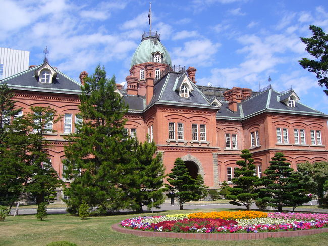 夕方、小樽を後にして、札幌へ向かう。<br />まだ明るかったので北海道大学のイチョウやポプラの並木、サッポロファクトリーに立ち寄ってホテルへと向かう。<br />３泊目のホテルはルネッサンスサッポロホテル。<br />そして、チェックインの際、この旅最大のサプライズが！<br />何と、スタンダードツインを予約していたにも関わらず、<br />追加料金なしでジュニアスイートに案内されたのです。<br />やはり、日ごろの行いの良さがこんな時に幸運をもたらすのだ・・・などと思いつつ、夕食を食べにアサヒビール園へ。<br />ジンギスカンをたらふく食べた後、タクシーで狸小路へと向かいました。狸小路のアーケードやすすきのの夜の雰囲気を楽しんで、ホテルまでは徒歩で移動。<br />翌朝はせっかくのジュニアスイートだったけど、後ろ髪を引かれる思いで早めのチェックアウト。赤レンガの旧道庁、時計台、大通公園と見てまわり、札幌ドーム、羊ヶ丘展望台へ。フライトの時間を逆算すると、１２：００ぐらいにはレンタカーを返さなければならず、お決まりの観光スポットを駆け足で巡りました。