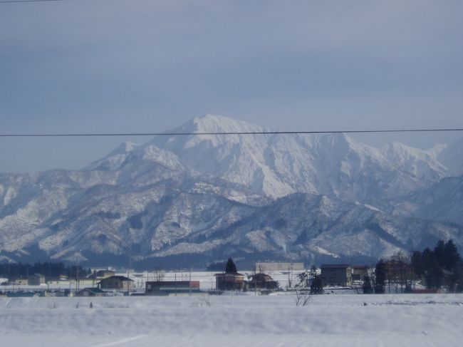 今年、三月に行った柏崎近くの写真です。<br /><br />南国の海育ちでしたので、山の雄大＆雪国の景色に<br /><br />圧倒されました☆<br /><br /><br />一週間前の地震で被災者の方へかける言葉はなく、<br /><br />また被災地に行くのも物見遊山で憚れると、今年の夏休みに<br /><br />行くのも止めようと思ったのですが、しかし、被災地からの<br /><br />情報によればそれは逆で、もちろん避難所を興味本位で覗くなど<br /><br />は論外ですが、観光等は復興の財源、そして何よりそこに<br /><br />住む方の活気になるから、ぜひ来て欲しいという、都内にすむ<br /><br />人間の情報とは違うものでした。<br /><br /><br />私も八月上旬に足を運びたいと思います。<br /><br />そこで今年の夏は日本海の美しい景色で目の保養をしたい方。<br /><br />また、何の関係もない私が言うのもなんですが、<br /><br />被災地の方に何もできなくてもいいと思いますので、<br /><br />同じ空間を共有して、気持ちだけでも届けてみるのは<br /><br />いかがでしょうか。<br /><br />一日も早い復興を願ってます。