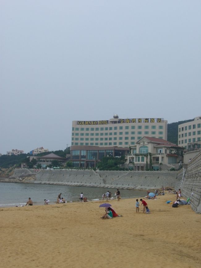 梅雨明けと共に３５度を越す猛暑の上海を抜け出して「威海市」<br />に出かけた！「威海市」と言えば海鮮料理とゴルフ．．<br />今回も「威海市」唯一の５星ホテル「金海湾大酒店」に宿泊したが．．．大変な事？が起きていた！<br />毎年行っていたホテル近くの「絶景のゴルフ場」がコース改造の為来年までクローズ．．．<br />それとゴルフと共に「長城レストラン」での海鮮料理も今回の旅の大きな目的の一つだったが．．．値段は高騰＆服務員のサービスは低下．．．期待を大きく裏切られた！<br />表紙の写真は金海湾の南の端に聳える様に建つ「金海湾大酒店」．．．