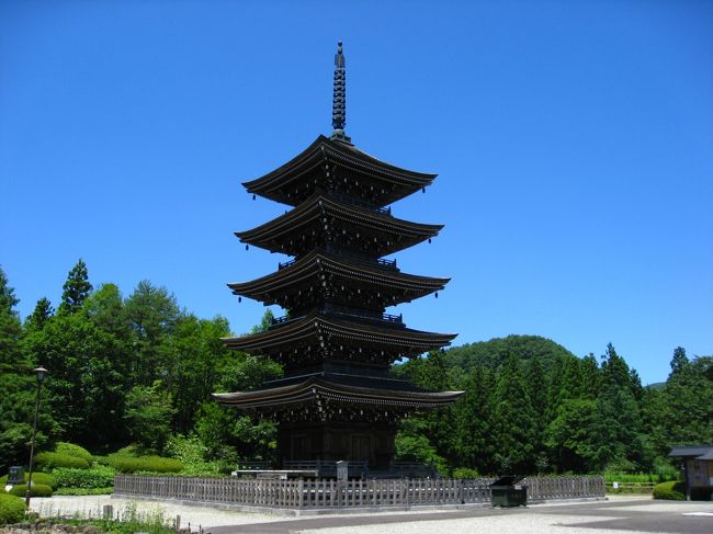 仙台市にある庶民信仰の祈祷寺院「定義如来」に行ってきました。境内は本堂をはじめ五重塔が大空にそびえたっています。「定義如来」の歴史については、今から約八百年前、平重盛公(内大臣・小松殿)が平和祈願のため中国の欣山寺に黄金を寄進。その際に送献されたのが、阿弥陀如来の宝軸でした。平家が壇ノ浦の戦いに敗れた後は、平重盛公の重臣・肥後守平貞能公がこの宝軸を守り、源氏の追討を逃れるため名も定義と改め、この地に隠れ住みました。それが定義如来という呼び名の由縁でもあります。貞能公は建久9年(1198年)7月7日御年60才で亡くなられましたが、墓上には小堂を建て如来を安置し、後世に伝えていくことを従臣たちに遺言。それを守り、宝永三年(1706年)には早坂源兵衛が出家し、極楽山西方寺の開創となりました。