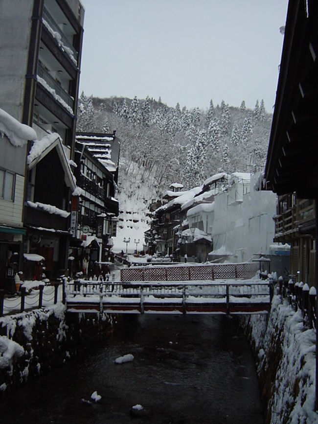 おしんの撮影地、大正ロマンの湯の街、山形の銀山温泉へ！<br />雪が積もった町並みは情緒があり、<br />夜にはガス燈がともり、ステキな温泉街でした。<br />