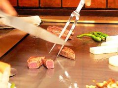 ４．神戸ポートピアホテル 鉄板焼但馬のステーキランチ　ルームサービスの夕食