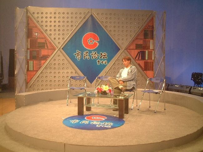 2002年、北京電視台『外国人中華才芸大賽』、中央電視台『朋友』とミュージカル寸劇でのテレビ出演機会が相次ぎましたが、南京電視台からは市民の討論番組から出演の機会をいただきました。当時、南ドンは南京大学歴史科の修士2年目(3年で卒業)。いわば“ホームタウン”での初テレビ出演となったわけですが、『市民論壇』という一般市民参加型の討論番組で、テーマは「南京という都市の将来について」でした。2002年はサッカー日韓ワールドカップが行われたこともあって、番組には日本人の南ドンのほか、韓国人の院生留学生も呼ばれました。つまり大イベントが都市に与える影響を日本人、韓国人から聞いてみようというのでした。当時、南京は2005年の全国城市奥運会(日本の国体にあたる)の招致を決めていて、番組中に都市開発の構想を紹介してくれました。今では南京は大きく生まれ変わっています。乱開発が目立つ上海と比べると南京の美しさは素晴らしいものです。現に2007年7月には上海の代表団が江蘇省の都市開発を参考にしようと視察を行っています。「南京の美しさ」については2007年に撮影した下の写真をご覧ください。