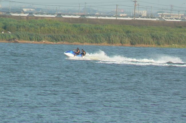 僕の住む愛知県も梅雨明けして夏本番がやって来ました。ここ、愛知県の三河湾に注ぐ矢作川の河口では若い方たちがヨットやボートで遊んでいました。