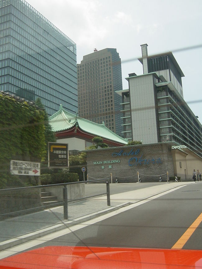 ホテルオークラ東京のスタンダードダブルに宿泊。<br /><br />お楽しみのグルメはパフェ、お洒落系和食、そして鰻♪<br />それにしても昔は(一年前だけれど)精力的だったなあ・・・<br /><br />ホテルの外観を撮っていなかったので<br />タクシーの中から慌てて撮りました。<br />イマイチ写真です・・・