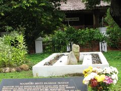 マレーシア2007-4・ランカウイ島-4　マスリ王妃の墓　☆７世代に亘る呪いが解けて
