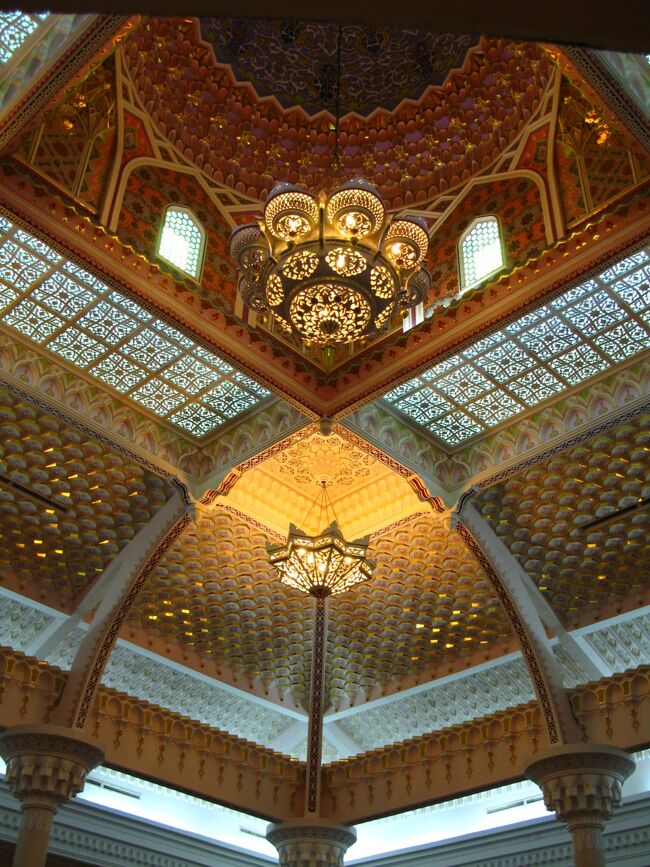 ギャレリア・ペルダナ<br />ランカウイ出身であるマハティール元首相への世界各国からの2500を超える寄贈品が展示されています。ギャラリー天井には複雑なイスラム式建築デザインが施されており、こちらも必見です。<br />料金:大人RM10、子供RM4 (6～12歳)　カメラ持ち込みRM2、<br />http://www.tourismmalaysia.or.jp/region/lan/spot.html より引用<br /><br />クアから約11km、キリムにあるガレリア・ペルダナは、2500を越えるマハティール前首相と妻のゆかりの品々が展示してあるギャラリーです。<br />中にはクリスタルの食器類、木・革・銀・銅・スズ・セラミック・ガラスなどの贈答品が展示されています。さらにミュージカル用具、イスラム教の芸術品と工芸品、織物から武器まであります。展示品には様々なプロトタイプ自動車および4輪駆動車まであります。 <br /><br />ギャレリア・ペルダナ<br />ランカウイ出身であるマハティール元首相への世界各国からの2500を超える寄贈品が展示されています。ギャラリー天井には複雑なイスラム式建築デザインが施されており、こちらも必見です。<br />料金:大人RM10、子供RM4 (6～12歳)　カメラ持ち込みRM2、<br />http://www.tourismmalaysia.or.jp/region/lan/spot.html<br />より引用<br /><br />マハティール・ビン・モハマド（Mahathir 1925年7月- ）は、マレーシアの政治家、医師。同国首相（第4代：1981 - 2003、第7代：2018 - 2020）、暫定首相（2020年2月24日 - 3月1日）などを歴任した。 <br /><br />マハティールによれば、住民は概ねイギリス統治下の生活に満足していたとされる。日本軍統治下のマレー半島で過ごす。 <br />1946年 統一マレー国民組織 (UMNO) 発足に関与、独立運動および政治活動を開始。1953年、シンガポールの医科大学を卒業し、医師の資格を取得。 医師業と並行して、UMNOの政治活動に従事した。 <br />1963年 マレーシア成立。。1965年には統一マレー国民組織の最高評議会の委員に選出されている。 <br />1973年、マレーシア食品工業公社会長に就任すると同時に、上院議員に任命された。1976年マハティールは副首相に就任した。<br />第一次マハティール政権 1981-1983[編集]<br />1981年UMNO全国大会でマハティールが無投票でUMNOの総裁に選出された。 7月16日、第4代首相に就任した。以降、2003年まで首相を任じた。マハティールは就任第一声で「迅速・清潔・効率的な行政」を掲げ、「ルックイースト政策」の発言をいた。 <br />1990年10月の総選挙で勝利を収めたマハティールは、引き続き政権を担当することとなり、第四次マハティール政権が発足した。 <br />マレーシア経済が回復基調となると、再び政治的に安定を迎え、2003年10月31日、22年間務めた首相の地位から退いた。<br />2018年5月野党連合が過半数を獲得しマハティールが勝利宣言。建国以来初の政権交代となった。国王ムハンマド5世から新政権の首相に任命され、15年ぶりに政府首班の地位に返り咲いた。2020年2月国王アブドゥラに辞表を提出した。<br /><br />マハティールは、英領マラヤに生まれており、日本軍のマレー半島侵攻が始まった時、高校生であった。マハティールも学校を退校するなどの不幸に見舞われており、日本の侵略は不幸なこととしている。しかし戦後、日本を訪問し、様々な企業を視察するうちに日本人の勤勉さに打たれ、日本に学ぶべきとの思いを抱くようになった。 息子や娘を日本の大学に留学させたり日本に関する著書を出したり、日本人と共同でベーカリーを経営するなど熱烈な親日家である。 <br />「マレーシアは、日本に謝罪を求めたりはしない。謝罪するよりも、もっと社会と市場を開放してもらいたいのだ。」と発言している。<br />2018年秋の叙勲では桐花大綬章を受章した。 <br />日本の外交政策については批判的であり、「アメリカの衛星国だとみなされて影響力を弱めている」「日本に学ぶことはまだあるとすれば、特に日本の失敗からだ」と述べている。<br />（フリー百科事典『ウィキペディア（Wikipedia）』より引用）<br />