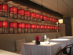香港：　世界初の　【アルマーニ】　のレストラン！！