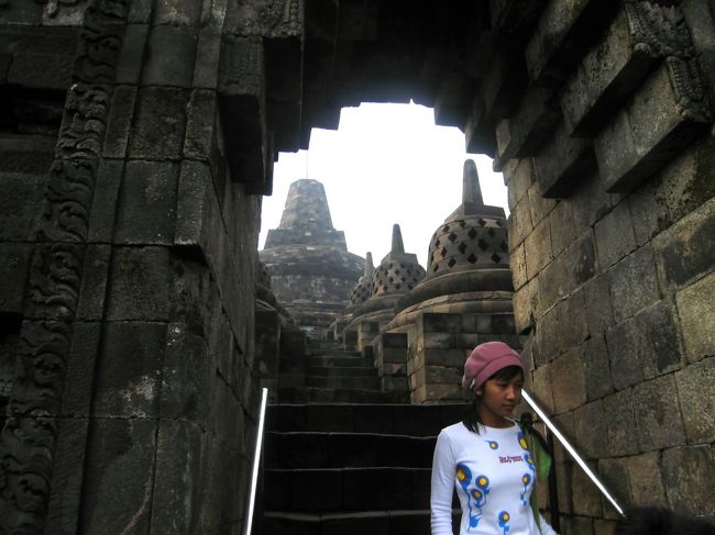 インドネシアに住んでいたので、日本からお客さんが見えるたびにBorobudurには連れて行った。Candi Pranbananも同じだが、外国人ツーリストは専用入り口から５US$（約50000Rp)払ってはいる。インドネシア人は3000Rpである。私はKITAS（住民票のようなもの）を持っていたので、3000Rpで一般入り口から、一緒に来たお客さんは、専用入り口からという具合だった。それは置いておき。<br />　ある土曜日早朝からゴルフをやり、１４：００頃終わった。なんとなくボロブドゥールからの日の出を見たくなり、そのまま出発した。車を夜中中走らせ日曜日朝０４：００到着、１３時間かかった。しかし、開門は０６：００だと言う、それでは日が昇ってしまう。なんとか早く入れるように交渉したがだめだった。後で、聞いたところによると、サンライズツアーがあって、それに参加すれば、出口の方から５時頃に入場するのだとか。<br />　私は、６時ピッタリに入り、駆け足で、テッペン近くまでのぼった。残念、霧が掛かって太陽がよく見えない、また、Murapi山もかすんでいる、噴煙が見えない。一時間ほど粘ったが、だめだった。０８：００には帰路に着いた。何の為に行ったのか分からない。ただ、疲れただけだった。はずれだった。<br /><br />　URL　http://www.k4.dion.ne.jp/~enplaind/　<br /><br />そのときの中途半端な写真はこのHPのあちこちにばら撒いてあります。