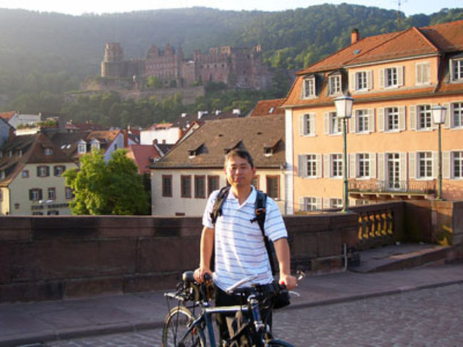 ドイツは自転車をそのまま電車に乗せるとが出来ると聞き、<br />My自転車で南ドイツをレイル＆バイクで野郎２人で旅行しました。<br />ミュンヘン→フュッセン(ノイシュヴァンシュタイン城)→ランツベルグ→ネルトリンゲン→ローテンブルグ→ライン河→フランクフルトと電車で移動して、自転車で短い時間に街中を観光。<br />歩いて周るには少し距離があっても自転車なら平気!!<br /><br />６月２日　関空→フランクフルト空港→ミュンヘン空港→ミュンヘン泊<br />６月３日　ミュンヘン→フュッセン→ミュンヘン泊<br />６月４日　ミュンヘン→ランツベルグ→ネルトリンゲン→ローテンブルグ泊<br />６月５日　ローテンブルグ→ハイデルベルグ泊<br />６月６日　ハイデルベルグ→リューデスハイム→ライン河ＫＤライン→フランクフルト泊<br />６月７日　フランクフルト→ミュンヘン→フランクフルト泊<br />６月８日　フランクフルト→関空<br /><br /><br /><br />