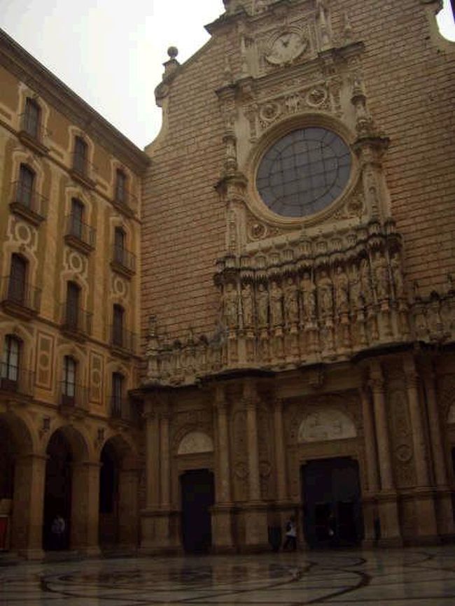 バルセロナを旅行中、ちょっと足を延ばして“のこぎり山”モンセラットへ。<br /><br />Tot Montserratという電車代や食事、博物館の入場料などがセットになっているクーポン券をバルセロナで買って行った。天気が良ければ修道院のさらに上までロープウェーで登れるので得かなと思うのだが、あいにく雨だったので景色も見れず値段的にはイーブンくらいになってしまった。<br />今度は天気のいい時に行きたい。