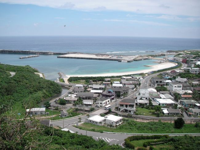 最果ての島。与那国に行ってきました。台湾を見に。<br />ラジオは台湾の放送ばっかり。漂流物も台湾・中国・ハングルと国際色満載の島。<br />結局、今回も台湾見られず・・・。また行かなくちゃならない理由が出来てしまいました。<br />与那国は､絶海の孤島で、南の波照間のノンビリムードとは、また違った独特の雰囲気がある島です。今は１日１便は、ＪＴＡの７３７が飛んでますので、比較的帰りを気にせず行けるようになりました。<br />もうずっとずっと前に、民宿ふくやまという人気の宿があって、お母さんが面倒みのいい人気の人で、凄い賑わいでした。若くして亡くなってしまいました・・・。<br />当時は、本当に与那国を独立させようという集団がいて、山の中腹に、「与那国を独立国家に！！」なんて旗を立てていたな・・・<br />交通は、福山海運で石垣から､船尾の太いつり糸（紐？）カジキを引っ掛けながら、大揺れの７時間の船旅でした。<br />飛行機は、南西航空がたしか毎日１便あったかな？コンピューターが無いので空席は島の事務所行って、台帳めくって空席を調べてました。泡どなんの６０度も、島以外では買えませんでした。（石垣でもなし）<br />喜納昌吉（まだローカルな歌手でした・・）がハーリーの祭りで中学校で演奏して、終わって福山に来て、皆で輪になり「日本の将来」なんかを真剣に語り合ったりしたんですよ〜。<br /><br /><br /><br />