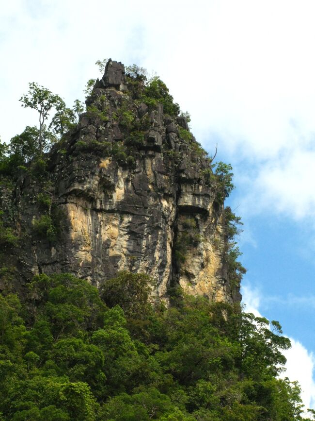 ランカウイ島 (Pulau Langkawi) とは、マレーシア北西部のアンダマン海にある島。地元の言葉でランは鷲、カウイは大理石を意味する。クダ州に属し、この周辺の98の島々を含めてランカウイ群島と呼ぶ。数多くの伝説が語り継がれていることから、伝説の島と呼ばれている。 面積：380 km2（日本の淡路島の約2/3の面積）島の中心はマレー半島やペナン島への船便が発着する港がある、南東部のクア・タウン。 ランカウイ島は1978年に自由貿易地帯に指定されたため、島内で売られている商品には関税などの税金は一切かからなくなった。1980年代後半より、政府主導で「第二のペナン島」を目指して観光開発が進み、アジア各国はもとよりヨーロッパからの観光客が多数来る一大リゾート地となっている。 ランカウイ島北西部にはタイとマレーシアとの国境が走るチンチン海峡に面したダタイ湾があり。ダタイ川が流れ込む湾岸には高級リゾートホテルが建ち並んでいる。 ランカウイ島の最高峰は標高881mのラヤ山である。ランカウイ島の地球科学的に貴重なジオ多様性と、その上に形成されている生態系や地域文化に高い価値があることから、島全体がマレーシア初の世界ジオパークとして認定されている。クア・タウン…免税店が多く立ち並ぶ。マレー半島やペナン島への船が発着するジェティーがある。イーグル・スクエア…ランカウイ島のシンボル的存在。両翼をいっぱいに広げた鷲の像があり、フォトスポットとなっている。アンダーウォーターワールド…パンタイ・チェナンにある水族館。ランカウイケーブルカーパンタイ・チェナン…島南西部にある最もポピュラーなビーチ。空港からも比較的近い。ダタイ湾…島北西部にあり、最高級リゾートホテルが立ち並ぶ。タンジュン・ルー…島北東部にある白砂海岸。（フリー百科事典『ウィキペディア（Wikipedia）』より引用）遊覧の（覧）とラン（鷲）カウイを併せて、覧鷲島としました。