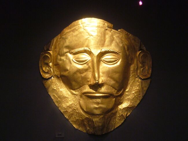 国立考古学博物館はネオクラシック調のどっしりした建物。その目前にモダンな彫像が取り囲んでいる。<br /><br />中にはいると先ず目に付くのが通称”アガメムノンの黄金のマスク”に代表される先史時代の出土品。<br /><br />一方でミケーネ文明以前のエーゲ海を中心にしたキクラデス文明時代の小品は見ていて思わずニッコリ。<br /><br /><br /><br />この旅行のルートマップ、旅行日誌、メニューリストと写真等の詳細は下記<br />https://www.wtshin.com/greece/greeceroot/framegreeceroot.html<br />をご覧下さい。