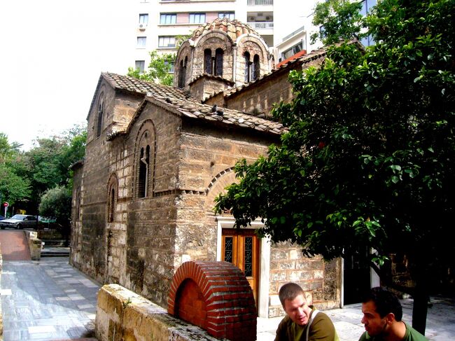 雨のオリンピック競技上、<br />昼食に出かけたプラカの賑わい。<br />散歩でであった小さな美しい教会、アギオス・エレフテリオス教会。<br />ホテル””アテネ　プラザ”とその周辺<br /><br /><br /><br />この旅行のルートマップ、旅行日誌、メニューリストと写真等の詳細は下記<br />https://www.wtshin.com/greece/greeceroot/framegreeceroot.htmll<br />をご覧下さい。