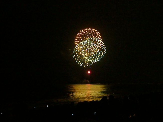 夏の風物詩、花火大会にいってまいりました。<br /><br />そらと海面であがる花火。<br /><br />今年は、左側に花火、右側に雷という状態で見ました。<br /><br />とってもキレイでした。