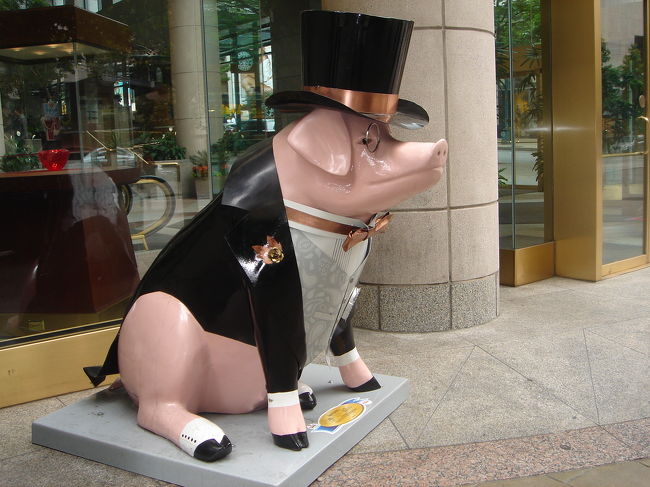 シアトルのダウンタウンには、個性たっぷりの豚さんがたくさんいました。<br /><br />それぞれの豚は、そのデザインにちなんだお店や建物の隣に配置されているようです。<br />これは、ロレックスの時計やさんの前にいた、お金持ち紳士風の豚さん。<br />