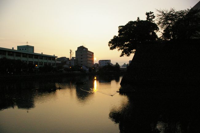 郡上おどりを見て夜の９時に出発して福井市内の宿泊先に到着したのは１１時３０分。結構ハードな一日目でしたが、翌朝は５時より恒例の旅先での朝の散歩。昨日の岐阜県は初めて訪れた県ですが、ここ福井も初めての場所です。福井も城下町のようですが石垣とお濠を残すだけで、今は県庁がたっていました。街中は路面電車が走り、歴史ある北国街道も走りぬけ、時間があればじっくり散策したいところですが、今回は団体のバスツアーということで、朝の１時間半の散歩だけで街の雰囲気を味わいました。