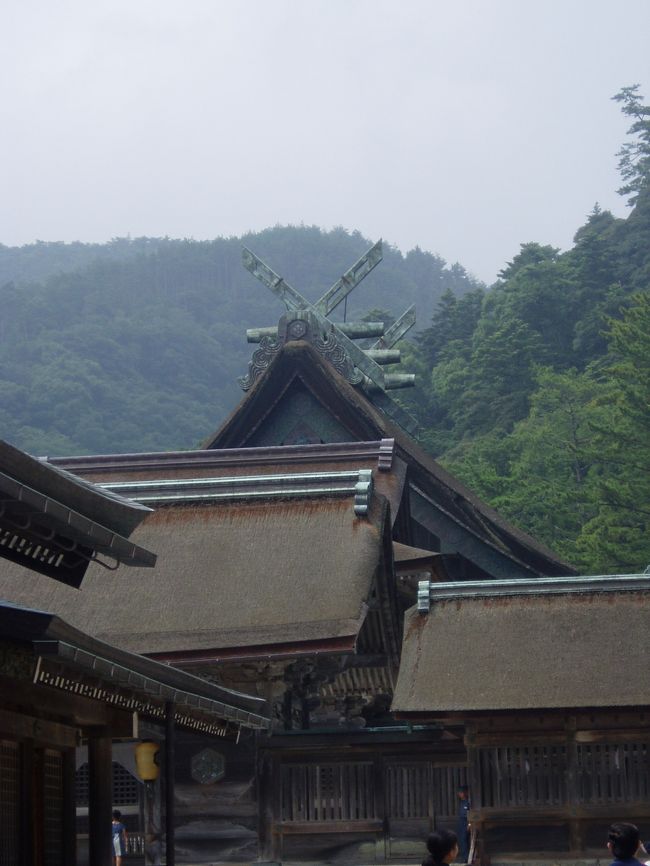 「出雲は、わけても神々の国」<br />１８９０年（明治２３）、初めて出雲大社を訪れた<br />ラフカディオ・ハーン（小泉八雲）の言葉です。<br /><br />出雲路は、私にいつでも不思議な安堵感を与えて<br />くれます。<br />今回出張ではありましたが、昨年に引き続いて出雲<br />大社を訪れることができ、感激でした。<br />大社の佇まいも、辺りに漂う空気も、何もかもが好き！<br />のひと言に尽きます。<br /><br />ＪＡＬ１６６５便（羽田発１１：０５）は、お昼にはもう<br />出雲空港に到着、なつかしい出雲平野が目に入り、同行の<br />人々は空港周辺のあまりの素朴さに驚いた様子。<br />タクシーですぐさま出雲大社に向かいました。<br />大社近くの土産物店兼そば屋さんに入り、「出雲そば」<br />を食べましたが、これは正直「まず〜(T_T)」でした。<br />私がいかに出雲びいきでも、これはまずかったです。<br />でも、荷物を預かってもらえるとのことなので、そばの<br />味に関しては差し引くことに。<br /><br />梅雨明けを待たずに出発した関東の人間である我々一行に<br />とって、この日の出雲の暑さはこたえました。<br /><br />