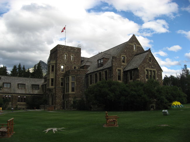 バンフを散策してみました。<br />バンフ大通り側からボウ川橋を渡り、カスケードガーデンなどを歩きます。<br />バンフ大通り側も少し。<br />そして別の日の朝の散歩の風景です。<br />バンフは、大通りあたりはお店などがあり賑やかな感じですが、少し離れると落ち着いた良い雰囲気の場所があります。