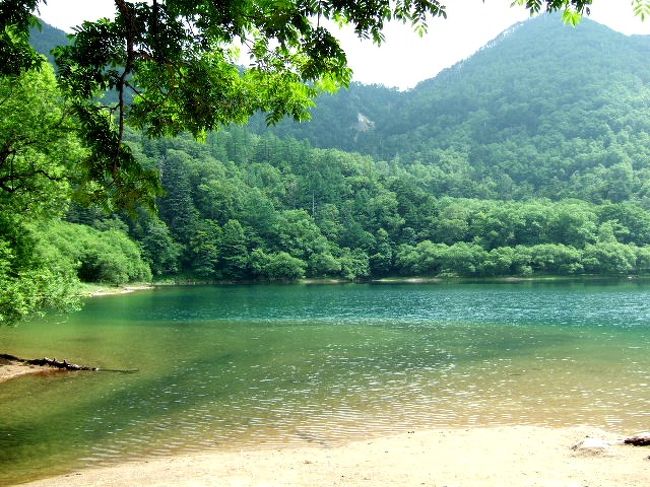 　友人お勧めのハイキングコ－ス、日光湯元温泉から刈り込み湖・切り込み湖から光徳牧場へ入り、湯元に戻る。<br /><br />　午後からお天気が不安定に、案の定光徳牧場を出た頃から<br />雨がぽつぽつと～。それでも何とか湯滝も見学して、その日の<br />宿泊地、日光鬼怒川温泉に～、行く途中バケツをひっくり返したような土砂降りに。