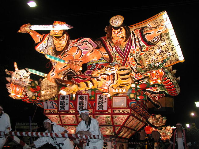 北東北の山と祭りを訪ねて・・・<br />今回は八甲田山・八幡平・秋田駒ケ岳に登り、ねぷた・竿灯・七夕を見る６日間の旅を計画いたしましたが、生憎の台風５号に遭遇し、悪天候で登山は総て中止せざるを得ず、毎日その都度計画を変更して観光に切り替えた旅となりました。<br />主目的の登山は、毎日、明日の登山は・・・の期待に反し台風のもたらした悪天候が続き、結局、６日間、観光・祭りを楽しむ旅になってしまったが、夏の東北観光地も素晴しいものをくれました。<br /><br />＜今回の当初計画＞<br />２日目・・青森（レンタカーを借り）―八甲田ロープウェー山麓駅―八甲田山登山―（赤倉岳・井戸岳・大岳）―酸ヶ湯温泉―青荷温泉―黒石ねぷた祭り見学―ランプの宿青荷温泉（泊）<br /><br />＜２日目変更コース＞<br />青森駅―八甲田ロープウェー山麓駅―酸ヶ湯温泉―弘前城―岩木山―黒石市こみせ見学―青荷温泉―弘前ねぷた見学―ランプの宿青荷温泉（泊）<br /><br />弘前ねぷたを堪能していただくため、会えて「弘前ねぷた―２」を作成いたしました。<br />地元の方々が、この「ねぷた」に“はまって”いる気持ちが、この雰囲気からわかっていただくため、あえて今回出場ねぷたの大半をＵＰして見ましたので堪能ください。