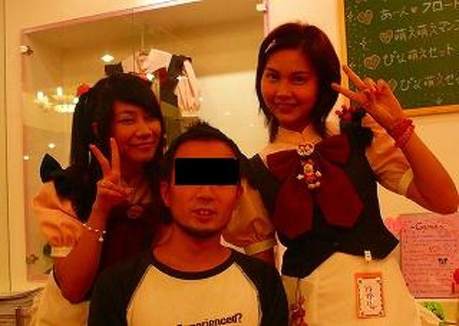 「オカエリナサイマセ。ゴ主人サマ〜」<br /><br />　たどたどしい日本語でメイド服を着た可愛いタイ人女性の挨拶を受ける。ここは、バンコクのＢＴＳアソーク駅直結のタイムズスクエア内にあるメイド喫茶「ぴなふぉあ」。<br /><br /><br /><br />　バンコクは今や日本の地方都市並みに何でも揃うと言われている。イオン、ＱＢハウス、伊勢丹、３１アイス、ダイソー、ＫＵＭＯＮ、山崎パン、大戸屋、ＴＹＵＴＡＹＡ、王将、紀伊国屋、東急、モスバーガーなどが進出しており、日本での生活と何ら変わらないサービスを受けることができる。そして、最近ではメイド喫茶まで出来たというのでちょっと覗いてみたのだった。<br /><br />　店内の黒板にあったオススメメニューはこんな内容だった。<br /><br />　◎「あーん★フロート」、「萌え萌えマンゴーパフェ」（最初の一口をメイドが食べさせてくれる）。<br /><br />　◎「ぴな萌えセット」（オムライスとココアにメイドが希望の文字をいれてくれる）。<br /><br /><br />　この中で一番安い「あーん★フロート」で１３０Ｂもする（約５００円）。付加価値がある分、さすがに値段は張るようだ。メイドに食べさせてもらいたい気持ちも多々あったが勿体ないと思いなおし、一番安いコーヒーだけを注文することにした。<br /><br />　店内を見渡すと、４０代後半と思われる男性客一人と２０代後半の二人組男性がいた。平日の昼間からなかなかの盛況ぶりである。テレビのモニターからはモーニング娘のライブが流れていた。本棚にはマンガ（ＮＡＮＡとかデスノートなど）やメイド図鑑なる日本の本が所狭しと置いてある。メイドたちはたどたどしいながらもちゃんと日本語を話すし、ここが秋葉原といってもまったくわからない雰囲気であった。<br /><br />　４０代オヤジは、オムライスを頼んでいた。どうやら高い注文をするとメイドとたくさん会話ができるようだ。コーヒーだけの僕には全然メイドは寄ってきてくれない。<br /><br />　さらに、４０代オヤジは写真を撮ろうと言い出した。写真撮影は一枚２００Ｂ（約７５０円）もする。これまたいい商売だ。おそらく彼ぐらいの歳になると、日本ではメイド喫茶などなかなか入り辛いのだろう。オヤジはご満悦の表情で店を後にしたのだった。<br /><br />　オヤジが去った後、待ってましたとばかり一番可愛いと思う「ゆかり」という名札の付いたメイドに声を掛けてみた。彼女はそんなに日本語がうまくないのだが、一所懸命勉強しているところだという。まだ入店して２ヶ月。このメイド服はかわいくて気に入っていると明るく答えてくれた。<br /><br />　何となくこのまま終わるのも寂しいと思い、僕も彼女たちと一緒に記念撮影をすることにした。写真を撮るだけなのに何だかとても緊張する（笑顔が引きつってしまった）。<br /><br />　写真を撮った後は特にやることもないので、そそくさと店を後にすることにした。僕が店を出ようと席を立ったとき、今度は２０代の二人組がメイドに写真撮影をお願いしていた。彼らは僕を見て思っていたに違いない。３０代の僕ぐらいの歳になると、日本のメイド喫茶などなかなか入り辛いのだろうなと。<br /><br />　とにかく僕もご満悦の表情で店を後にしたのだった。タイのメイド喫茶侮り難し。またここに戻って来てしまうかもしれない。<br /><br />「イッテラッシャイマセ。ゴ主人サマ〜」なんてやさしく言ってくれるんだもの。<br /><br />