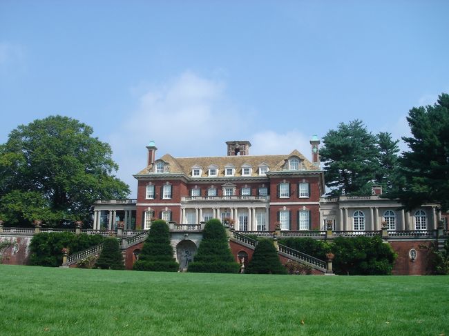 ニューヨーク州・ロングアイランド　Old Westbury Gardens 20世紀初頭のイギリス式豪邸<br /> ニューヨーク市から西へ１００ｋｍほど、ロングアイランドに１７５エーカー（７１ヘクタール）の広大な庭園と豪邸。<br />現在は、国立歴史記念施設？（Ｎａｔｉｏｎａｌ　Ｒｅｇｉｓｔｅｒ　ｏｆ　Ｈｉｓｔｏｒｉｃ　Ｐｌａｃｅｓ）として公開されている。２０世紀初頭のアメリカの富豪の邸宅として、今回訪れたハドソンバレーのロックヘラー邸、カルモーハウスなど、歴史的記念として保存されている。新しく構築されたものであるが、ヨーロッパ各地の王様や、領主の庭園に引けを取らない本格的な庭園と言える。<br />ニューヨークやニューイングランド諸州は、馬車時代に発達したヨーロッパ文化の影響が強く、都市を中心に２００ｋｍ程離れた地方に文化施設が分散している。<br />アメリカの文化を知るためには、ニューヨーク市やワシントンＤＣ、ロスアンゼルスなど大都会だけを回っていては分らないと思う。