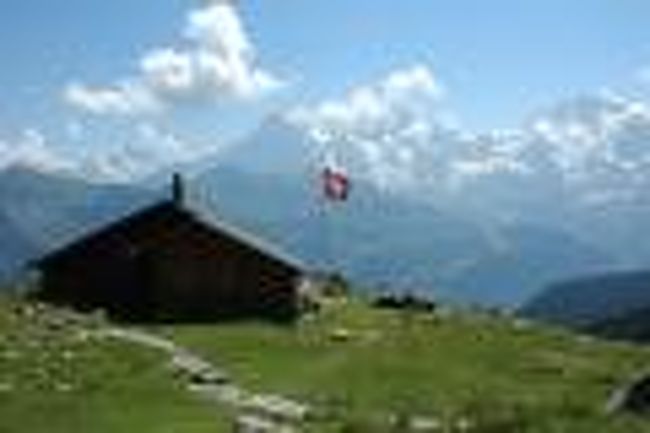 7月4日（水）　　曇時々雨<br />Schwalzsee Hotelに2連泊し今日はいいよZermatt に向かって下山する。ホテルはバストイレ付に泊まったせいか、小川清美氏も書かれているように山小屋の食事は快適でなかなかのものであった。<br />本日の予定はSchwalzsee→Stafelalp→Stafel→Zmutbachダム→Zmut→Zermattのハイキングをする予定であった。<br />9時にシュヴァルツゼーを出発した。あまりはっきりしない天気で時折雨に見舞われた。家内が再び踝の痛みを訴えたので30分後にシュヴァルツゼーのテレキャビンの駅に向かって引き返した。<br />12時頃ツェルマットに到着し予約してあったホテルに行った。