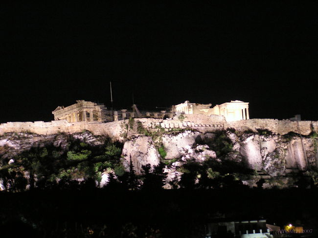 サントリーニを旅立ち、<br />アテネのホテルに着いたのが17：00頃。<br /><br />アテネに「帰ってきた」ような心境もありながら。<br /><br />同じ一日の出来事とは思えない時空の移動。<br />心機一転、深夜までアテネの夜を堪能しました。<br /><br /><br /><br /><br /><br /><br /><br />
