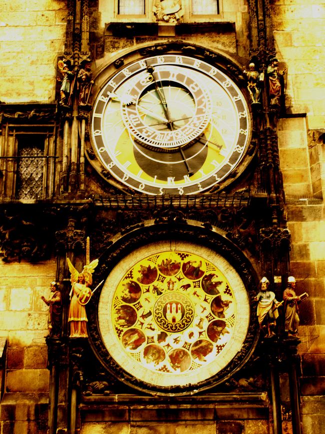 『百塔の街』プラハ、『モラヴィアの真珠』テルチ、『世界で一番美しい街』チェスキー・クルムロフ。<br />チェコの世界遺産３都市を歩きっぱなしの旅行記です。<br /><br />火薬塔からプラハ城へと続く王の道を、寄り道しながら歩く１日目、２日目の記録。