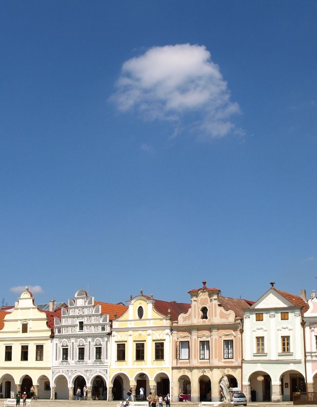 『百塔の街』プラハ、『モラヴィアの真珠』テルチ、『世界で一番美しい街』チェスキー・クルムロフ。チェコの世界遺産３都市を歩きっぱなしの旅行記です。<br /><br />おとぎの国テルチ。ようやく晴れた青空に映える広場の建物と、池の散歩を楽しんだチェコ滞在５日目の記録。