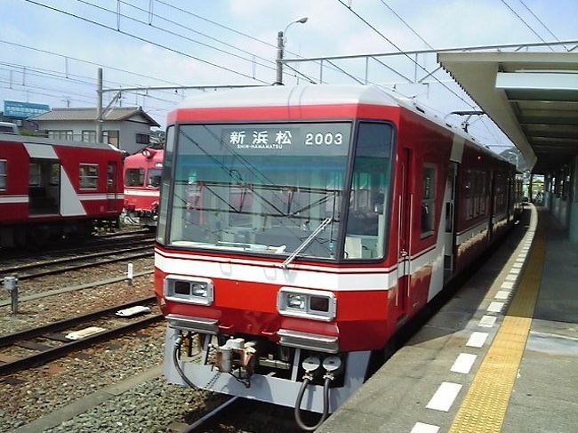 地方都市を走る私鉄電車を訪ねる旅。<br /><br />遠州鉄道はJR浜松駅前の新浜松駅から北に延びる郊外電車。<br />地方私鉄の中ではかなり元気な路線で、全線単線で列車も短編成ながら、高頻度運転により利便性は非常に高い。<br />浜松市郊外のベッドタウンを貫くように走り、さらに市街地では立派な高架線を走ったりと、さながら大手私鉄のミニ版のような雰囲気の路線だった。