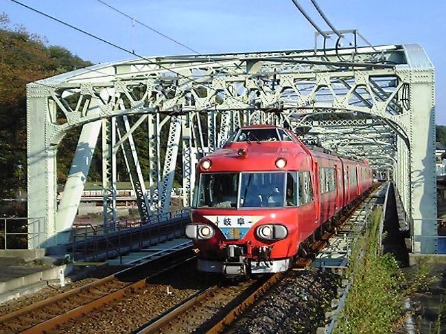 地方都市を走る私鉄電車を訪ねる旅。<br /><br />名古屋鉄道(名鉄)は日本有数の大手私鉄であるが、その成り立ちは、濃尾平野に多数存在した中小私鉄を吸収して出来たもの。<br />そのため、数多い路線の中には、ローカル私鉄色が色濃い路線も多い。<br />各務原線は吸収された中小私鉄の一つ「各務原鉄道」をそのルーツに持つ路線。<br />今では大手私鉄の一路線に過ぎないが、短い駅間距離や簡素な造りのホーム、無理矢理市街地に乗り入れたようなターミナルなど、ローカル私鉄っぽさも残っていなくはない。