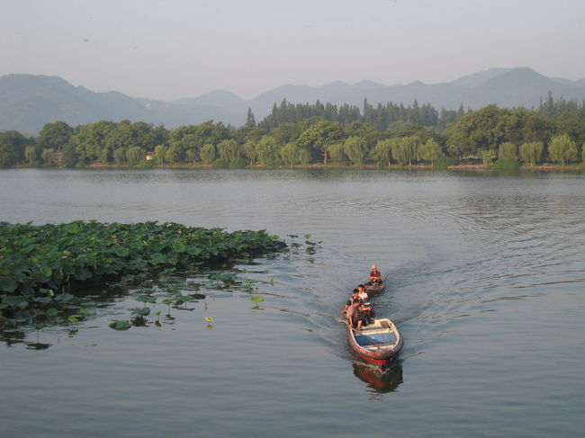 朝は5時に起床、シャワーを浴びてから朝のお散歩。<br />西湖の北の部分にある孤山のある島を1周しました。<br />ゆっくり歩いて1時間あまりです。<br />朝の5時過ぎですが、多くの方が朝の散歩やジョギング・太極拳？その他の運動をしていました。<br />特にお年寄が元気でした。