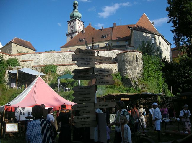 ズルツバッハローゼンベルグでは毎年恒例の旧市街祭りが<br />6/22〜6/24までの３日間で開かれました。<br />お城跡があることなどから中世にタイムスリップしての<br />お祭りです。<br />