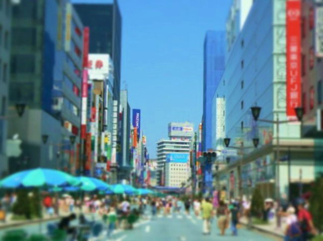 残暑お見舞い申し上げます。<br />この夏の普通じゃない猛暑も峠は越えたかなと思って街歩きしてみました。峠は越えてませんでした・・・(^^;<br /><br />行き先は明治１０年代の銀座。<br />銀座は明治５年の「銀座の大火」で丸焼けになり、東京市の耐火構造の都市計画に基づいて整備されたのが煉瓦街です。<br />ロンドンやパリの街並を手本に統一のとれた街造りを目指し、数年かかって文明開化の象徴のような美しい街になりました。<br />その後、関東大震災や戦災で跡形もなく破壊されても、その都度復興してきたというしぶとい歴史があります。<br /><br />煉瓦街の遺構は江戸博にしか残ってないはすですが、昔も今も銀座は銀座と言えます。もちろん江戸博にも行ってきました。<br />実際の銀座通りを歩いたわけですが、こちらも試しにジオラマ風に加工してみました。虚実入り乱れた銀座散歩でした。