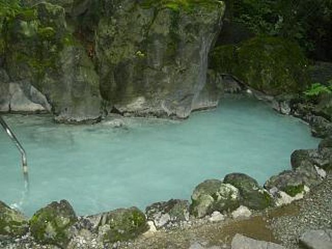 今回の旅で始めての 温泉に泊り<br /><br />ほとんどが一人旅なんで 簡易旅館素泊まりか ビジネスホテルになってしまうが 今日は昨日落ち合った妹夫婦と一緒というので温泉ホテル<br /><br />いや〜 値段の割にはよかったと思う<br /><br />一人でビジネスホテルに泊っても むなしい<br /><br />それを考えると どうしてもアジアの旅行となてしまってなかなか日本を回るという機会がなかったが 今回法事ということもあって 実家に帰らなければならなかった<br /><br />普通なら新幹線で往復というパターンなんだが 料金高い<br />折角休みが取れるんだからというので 深夜バスや青春18切符使って 日本も少し回ってみるかと <br /><br /><br />泊り 7,800円 朝、夜食事つき (3人1部屋)<br />