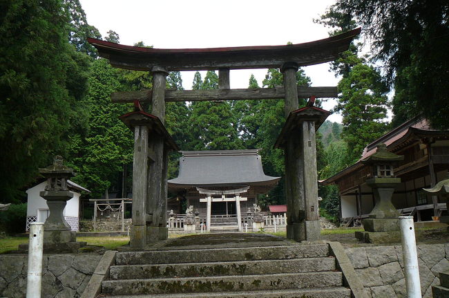 京都府・綾部市の神社・仏閣を参拝と散策してきました。<br /><br />→光明寺→八幡宮→宝蔵寺→かんばやし（昼食）→照福寺→私市円山古墳公園→安楽寺→楞巖寺→大本本部（長正殿）→若宮神社→正歴寺→宝住寺→<br /><br />八幡宮<br />　旧の郷社であったが、現在は、八津合十一町区の総氏神である。<br />八幡宮の主祭神は応神天皇で、社伝によると、建武二年（１３３５）に元八幡の地よりここに遷座して再建、本殿は、文化十二年（１８１５）領主藤懸永恵の命によって再造営された。大形の一間社流造の建物で、前面に唐破風造の拝所を付設しているのが特長である。<br />　棟札によると、大工は播州来住村の兵右衛門で、拝所や本殿に飾られている象、獅子、雲、鶴などの動植物の彫刻は、丹波・丹後に多くの建築彫刻を残している、氷上郡柏原の彫刻師、中井政忠によるものであることが本殿脇障子の刻銘によっても明らかで、この本殿は、文化の頃特有のおおらかな装飾感覚をもつ建物本体に、上述の優秀な彫刻群が調和して優れた建物となっている。<br />