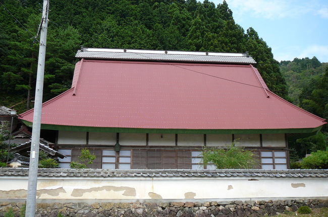 京都府・綾部市の神社・仏閣を参拝と散策してきました。<br /><br />→光明寺→八幡宮→宝蔵寺→かんばやし（昼食）→照福寺→私市円山古墳公園→安楽寺→楞巖寺→大本本部（長正殿）→若宮神社→正歴寺→宝住寺→<br /><br />宝蔵寺<br />　上林の若狭に向かう府道１号線の左手に、この寺門が建っている。門の後ろは空き地で、寺は空き地を隔てて建てられている。神牟奈備神社と八津合八幡宮の中間位に立つ、禅寺です。<br />山門の上に鐘がぶら下がっていて、珍しいように思う。