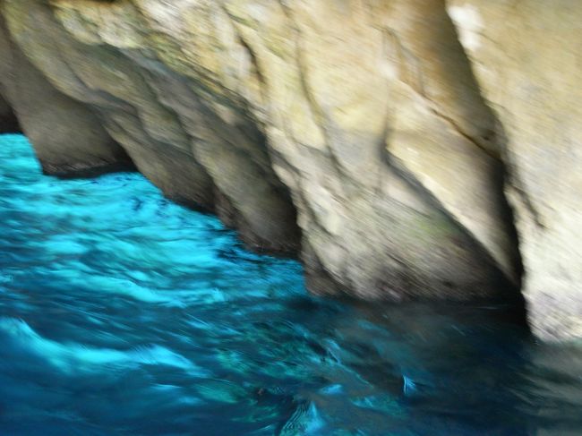 マルタでの２日目。<br /><br />朝起きたら天気が良かったので、午前中に見ると綺麗だという青の洞窟（Blue Grotto）へ。