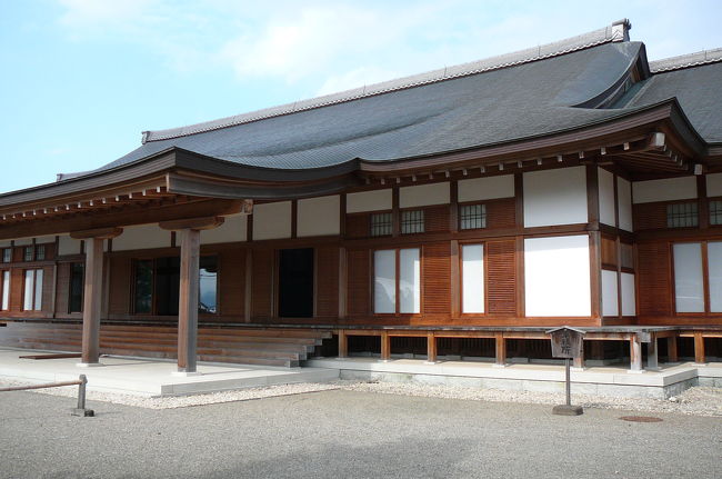 京都府・綾部市の神社・仏閣を参拝と散策してきました。<br /><br />→光明寺→八幡宮→宝蔵寺→かんばやし（昼食）→照福寺→私市円山古墳公園→安楽寺→楞巖寺→大本本部（長正殿）→若宮神社→正歴寺→宝住寺→<br /><br />大本本部（長生殿）<br />　大本（おおもと）は、明治25年（1892年）、出口なおに降りた国祖・国常立大神の神示を立教の原点とする教派神道系の教団である。俗に「大本教」と呼ばれているが、正確には“教”を附けない。<br /><br />長生殿<br />　綾部市梅松苑の本宮山山麓・鶴山平に建つ長生殿は、宇宙の主神、天地の主宰神をまつる神殿として、平成４年（1992）11月に完成した。<br />　本殿にあたる長生殿を中心として、向かって右に歴代教主・教主補の神霊をまつる老松殿、左に会議・集会・茶席などに利用される白梅殿、さらに前殿の鶴亀殿と四棟からなり、これらを総称して長生殿という。その他、能舞台や茶室がある木の花閣、祭祀事務所の博約館などが配置されている。建物の総面積は1738坪（5746平方メートル）。<br />　日本建築の第一人者・杢正夫氏指導のもと、日本伝統建築技術の粋を結集して造営された今世紀最大の純日本建築物といわれている。<br />　出口王仁三郎教祖は「長生殿建ち上がりたるあかつきは神の経綸（しぐみ）も漸（ようや）く成らむ」と、長生殿がもつ神的意義を示し、過去２回、建設を試みた。１度目は大正10年（1921）、本宮山神殿として完成したが、第一次大本事件で、わずか４カ月で国家当局の手により強制破却。２度目は、昭和10年（1935）、基礎が完成しただけで、再度の弾圧に遭い破壊された。長生殿は、大本にとってまさに悲願の神殿であった。<br />　昭和59年（1984）、出口直日三代教主の言葉によって造営に着手。平成２年（1990）三代教主が昇天後、長生殿の造営は出口聖子四代教主に引き継がれ、平成４年（1992）大本開教100年の年に完成した。<br />