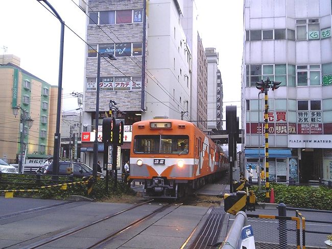 地方都市を走る私鉄電車を訪ねる旅。<br /><br />総武流山鉄道は、JR常磐線と流山市中心部を結ぶ短い私鉄路線。<br />1編成毎に車両の塗装を変え、さらに車両に愛称を付けていたりと、面白い路線。<br />東京から近い場所にあるのだが、その存在は意外と知られていない。<br />2～3両の短い電車が家並みを縫って走る姿は地方のローカル私鉄そのものだが、実際には、実質的な常磐線の枝線として東京の通勤圏に組み込まれている。<br />とは言え、ラッシュ時以外は、やはりローカル線の雰囲気。